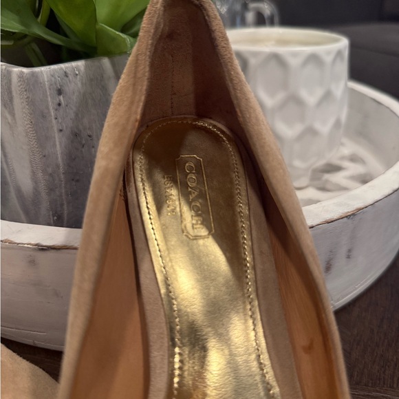 Coach suede heels in tan, gold leather insoles size 7.5b - Picture 3 of 5